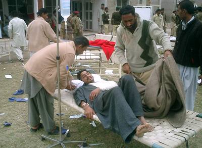 Oetování zranných po únorovém výbuchu bomby v Pákistánu.