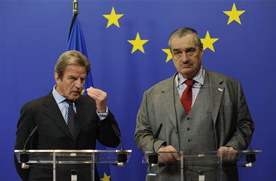 Francouzský ministr zahranií Bernard Kouchner (vlevo) a jeho eský protjek Karel Schwarzenberg pi briefingu ped Zasedáním ministr zahraniních vcí zemí EU.