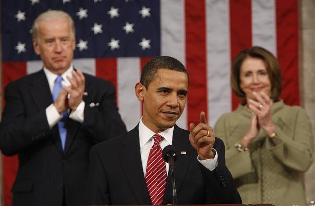 Viceprezident Joe Biden a éfka Snmovny reprezentant Nancy Pelosiová aplaudují projevu Baracka Obamy. 