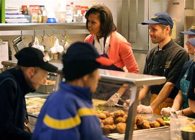Michelle Obamová rozdávala ve Washingtonu jídlo chudým