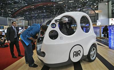 Francouzsk� firma MDI p�edstavila v �enev� auto AirPod na stla�en� vzduch.