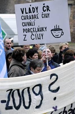 Demonstrace zamstnanc skláského prmyslu a porcelánek ped Úadem vlády v Praze.