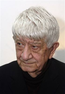 Ve vku estaosmdesáti let zemel básník, pekladatel a esejista Jan Vladislav (na archivním snímku ze 14. února 2007). 