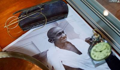 Gándího brýle, které byly spolu s dalšími osobním věcmi vůdce indické nezávislosti vydraženy za 1,8 milionů dolarů.
