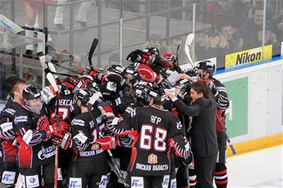 Radost hokejistů Omsku se radují po vyřazení Ufy i s koučem Nikitinem (Jágr s číslem 68).