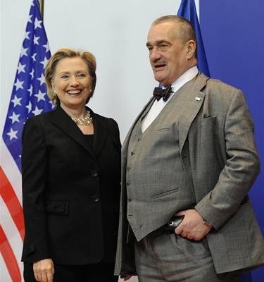 eský ministr zahranií Karel Schwarzenberg pivítal v Bruselu svou americkou kolegyni Hillary Clintonovou.  