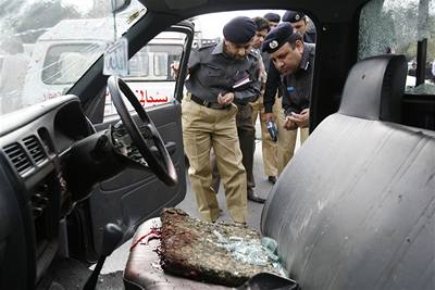 Pákistántí policisté prohledávají vz policejního doprovovdu srílanského kriketového týmu, který napadli neznámí útoníci