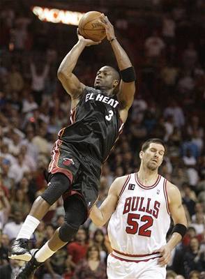 Basketbalista Miami Dwyane Wade stílí rozhodující ko.