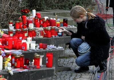 Lid nos ped kolu v nmeckm msteku Winnenden kvtiny a zapaluj svky