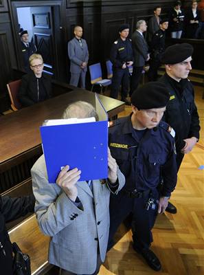 V Rakousku zaal proces století. Josef Fritzl si u soudu po celou dobu zakrýval tvá modrými deskami.