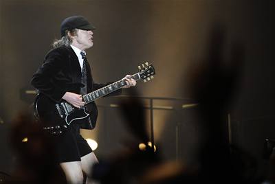 Kytarista Angus Young z australskch AC/DC pi koncertu v prask O2 Aren