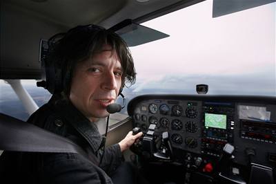 David Černý řídí letadlo