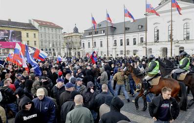 Slovensk policie rozehnala demonstraci nkolika stovek lid, kte se 14. bezna v Bratislav seli u pleitosti 70. vro vzniku vlenho slovenskho sttu. 