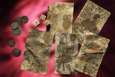 Mince a karty nalezené v zásypu pod podlahou Vladislavského sálu.