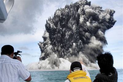 Výbuch podmoské sopky v souostroví Tonga.