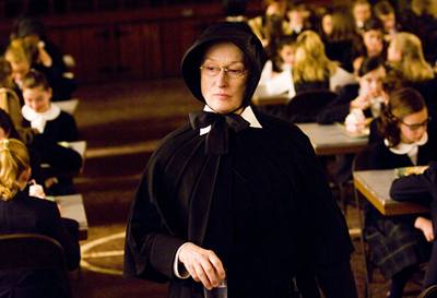 Role sestry Aloysie vynesla Meryl Streepové u patnáctou nominaci na Oscara. Víc jich nemá ádný herec ani hereka.