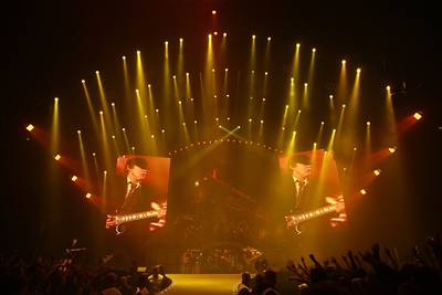 Pódium australské hardrockové skupiny AC/DC pi koncertu, který se uskutenil v praské O2 Aren. 