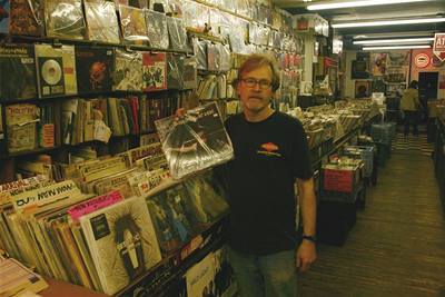 Chris Weidner z obchodu s gramofonovými deskami v New Yorku