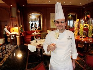 Restaurant Allegro hotelu Four Seasons, ktermu byla udlena jako prvn restauraci v R hvzdika znmho gastronomickho prvodce Michelin Guide. Na snmku fkucha. 