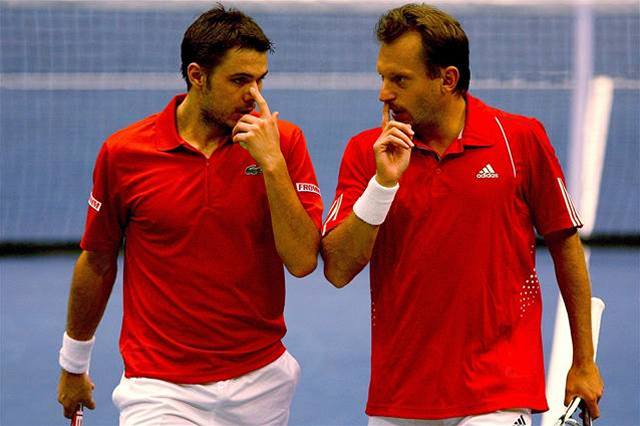 Svdí je nos nebo jde o domluvená gesta pro taktiku. výcartí tenisté Stanislas Wawrinka a Yves Allegro pi tyhe v Davisov poháru proti americkým bratrm Bryanovým.