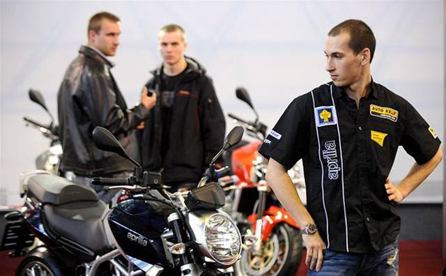 Motocyklista Luká Peek uspoádal 11. bezna na výstav Motocykl v Praze-Holeovicích tiskovou konferenci ped nadcházející sezonou. 
