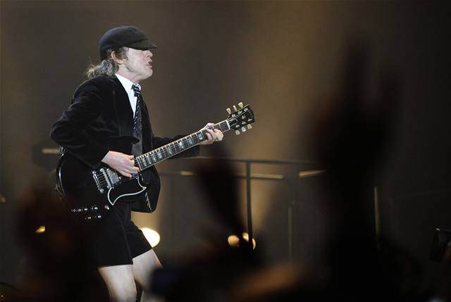 Kytarista Angus Young z australských AC/DC pi koncertu v praské O2 Aren