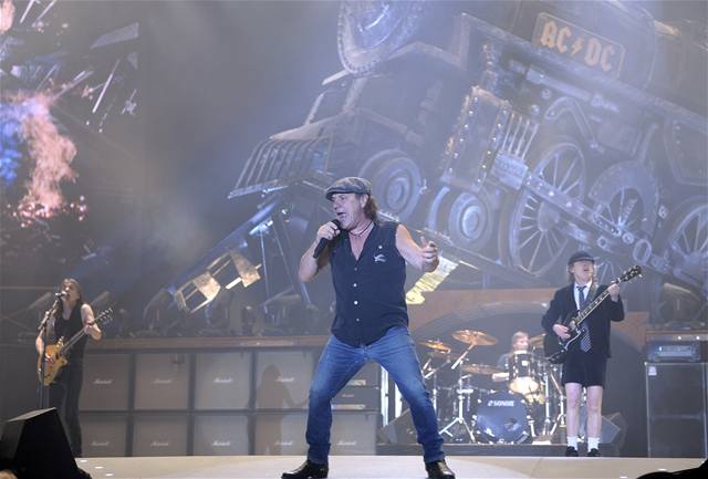 AC/DC pi koncert v Lipsku 5. bezna 2009.
