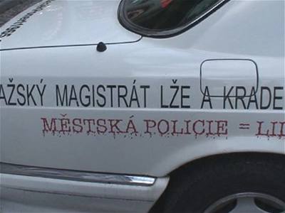 Pražský taxikář si pomaloval auto a chce, aby ho zažalovali.