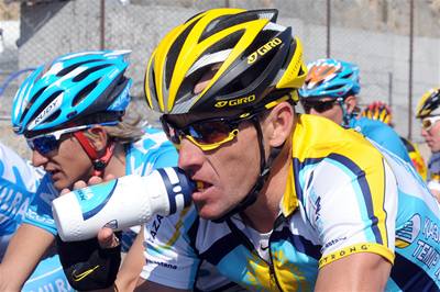 Sedminásobný vítz Tour de France se zapletl do hromadného pádu a zlomil si klíní kost.