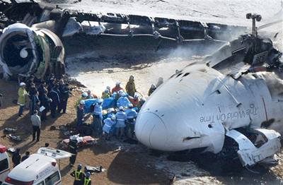 Pohled na trosky zcenho dopravnho letadla. Zchrani vyprostili piloty v kritickm stavu, svm zrannm podlehli.