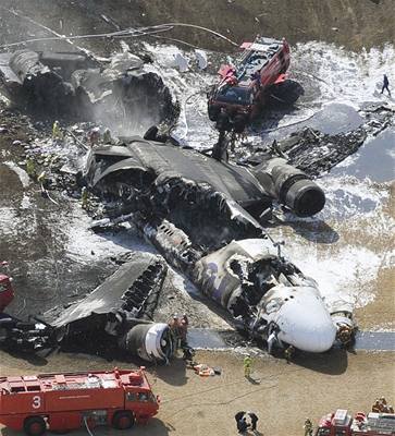 Pohled na trosky zcenho dopravnho letadla. Zchrani vyprostili piloty v kritickm stavu, svm zrannm podlehli.