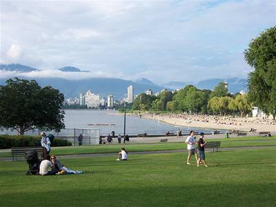 Z pláe Kitsilano je nádherný výhled na centrum Vancouveru.