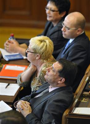 Pedseda SSD Jií Paroubek poslouchá se stranickými kolegy vystoupení premiéra Mirka Topolánka.