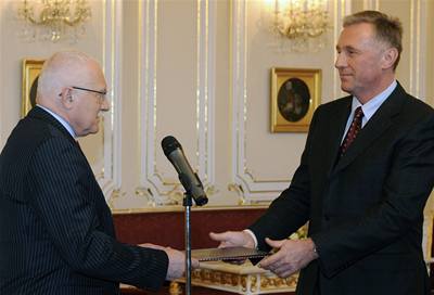 Odstupující premiér Mirek Topolánek (vpravo) pedal prezidentovi Václavu Klausovi demisi vlády. 