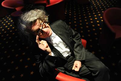 Wim Wenders v Praze. Z rukou Václava Havla pevzal cenu Kristián za pínos eskému filmovému publiku.