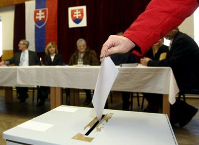Voli vhazuje hlas do volební urny. Slováci volili prezidenta