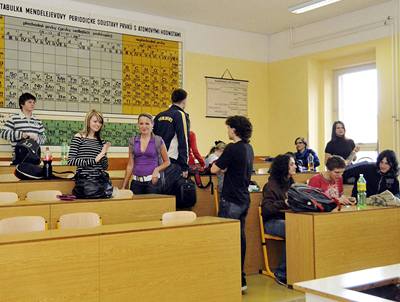 Spoluáci a spoluaky ze tídy sedmnáctiletého studenta, který údajn chystal bombový útok na gymnázium v Novém Bydov na Hradecku