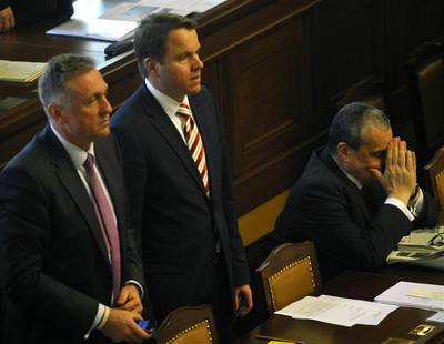 Zleva premiér Mirek Topolánek, vicepremiér Martin Bursík a ministr zahraničí Karel Schwarzenberg 