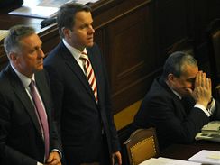 Zleva premir Mirek Topolnek, vicepremir Martin Bursk a ministr zahrani Karel Schwarzenberg 