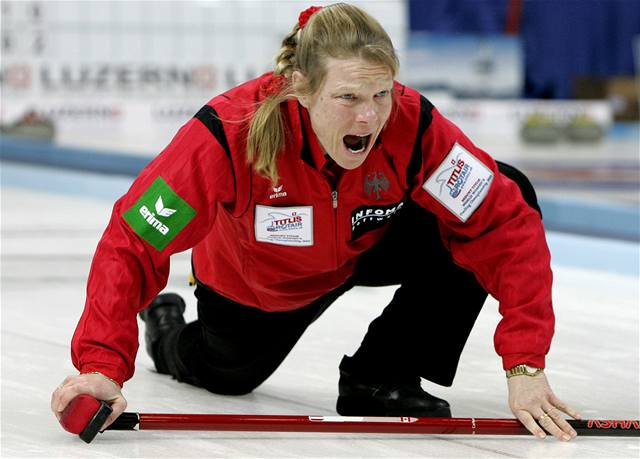 Nmecká skipaka Andrea Schoppová kií na své metaky pi zápase svtového ampionátu v curlingu v Jiní Koreji.