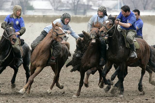 Kyrgyztí jezdci v souboji o vycpanou oví ki. Mui se úastní tradiní hry v hlavním mst Bikeku.