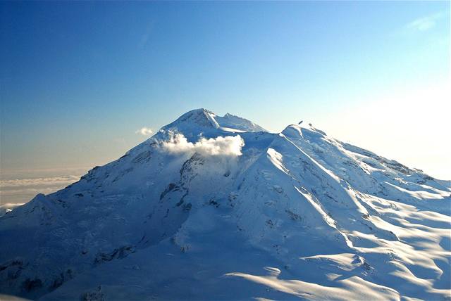 Sopka na Aljace. Jet na konci ledna byl Mount Redoubt klidný.