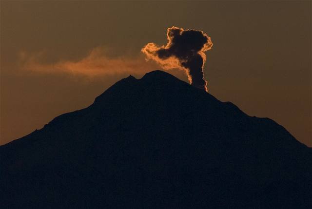 Sopka na Aljace. Mount Redoubt - nad horou stoupá mrak koue a popela.