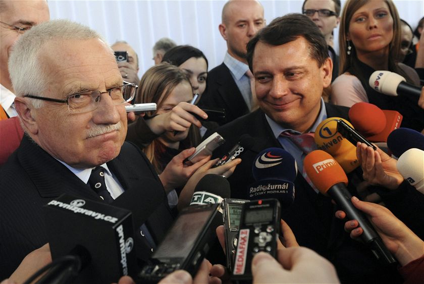 Pedseda SSD Jií Paroubek (vpravo) a prezident Václav Klaus