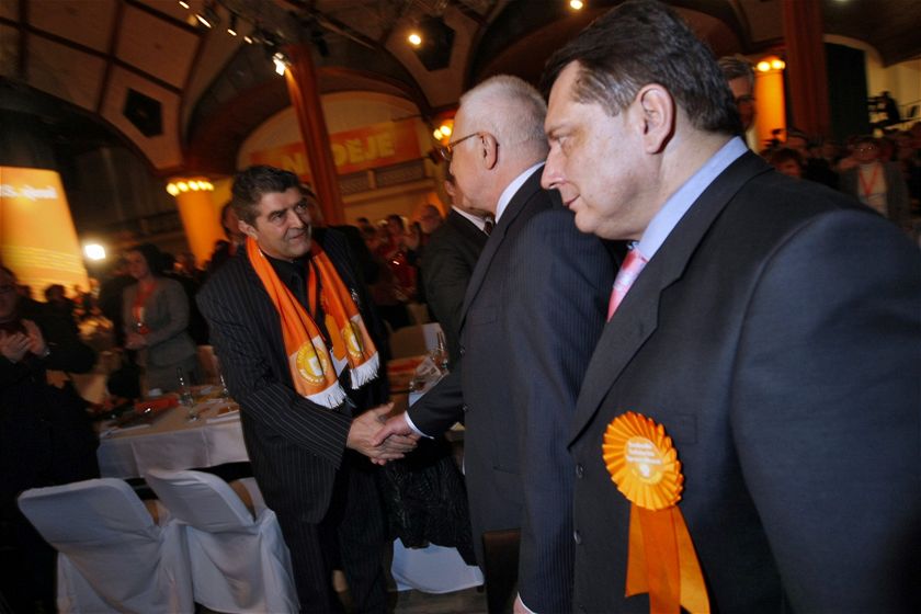 Sjezd navtívil prezident R Václav Klaus ,na snímku (uprosted) s Jiím Paroubkem (vpravo) a Václavem Kokou starím, kontroverzním podnikatelem a lenem SSD  