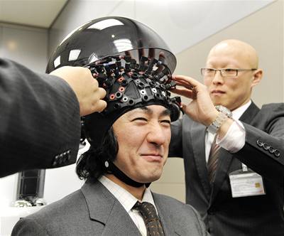 Firma Honda zkouí zaízení. které propojuje mylenky v lidském mozku s robotem.