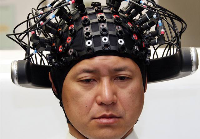 Firma Honda zkouí zaízení. které propojuje mylenky v lidském mozku s robotem.