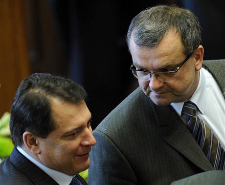 Ministr financí Miroslav Kalousek (vpravo) a pedseda SSD Jií Paroubek na jednání Poslanecké snmovny.