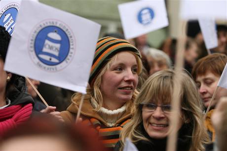 Odborái svolávají demonstraci.