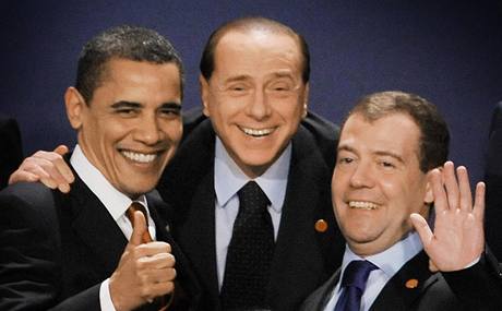 Pi fotografování lídr G20 byli vichni v dobré nálad. (zleva Barack Obama, italský premiér Silvio Berlusconi a ruský prezident Dmitrij Medvedv)